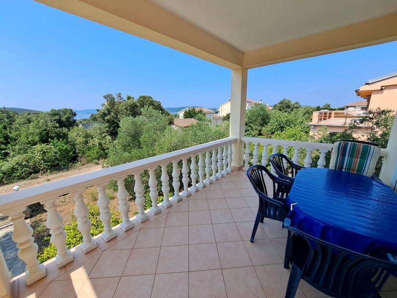 Widok na morze z tarasu posesji H3354 na Ugljan w Chorwacji.