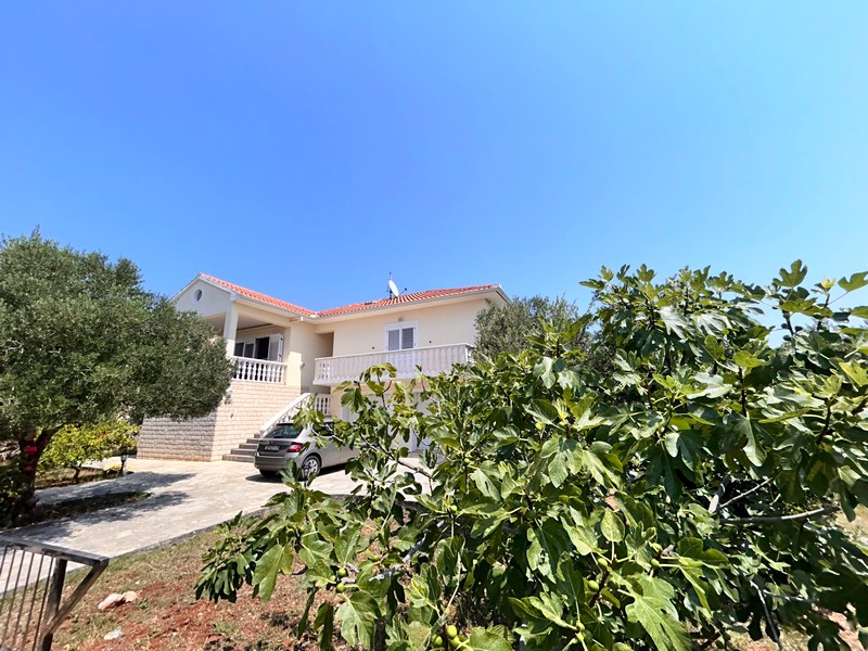 Kup śródziemnomorski dom na wyspie Ugljan.