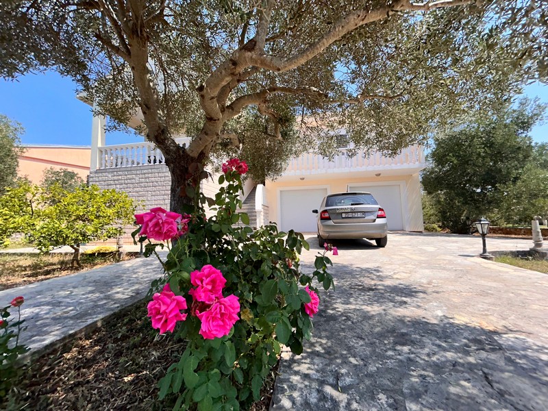 Wejście do domu H3354 na wyspie Ugljan w Chorwacji.