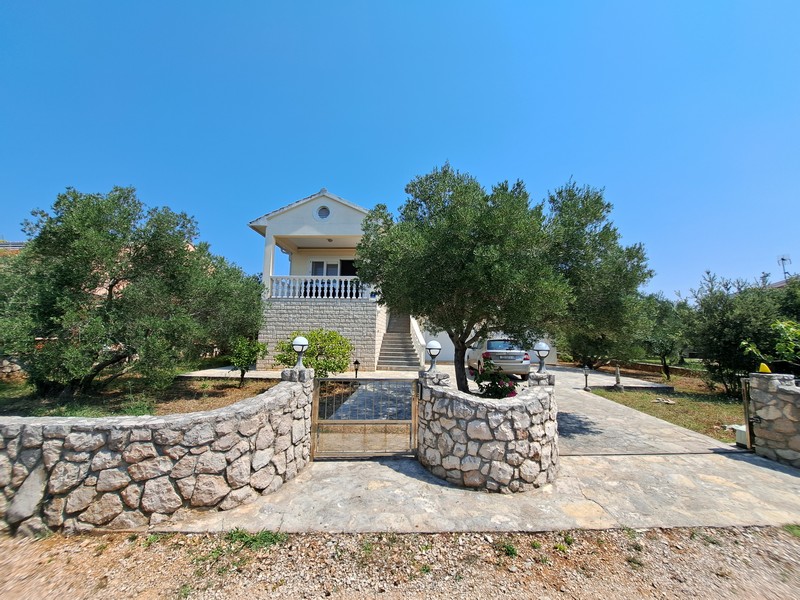 Willa śródziemnomorska na sprzedaż na wyspie Ugljan w Chorwacji.