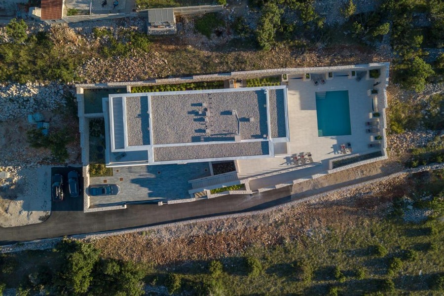 Widok z lotu ptaka na willę i basen
