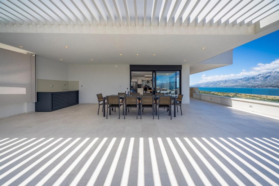 Duży, zadaszony taras z pięknym widokiem na morze.