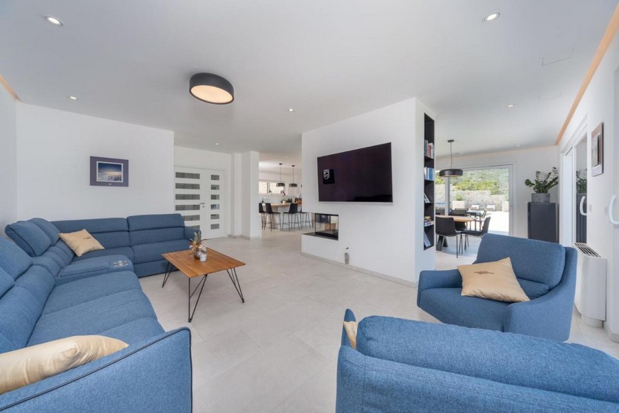 Przestronny salon z niebieskimi sofami