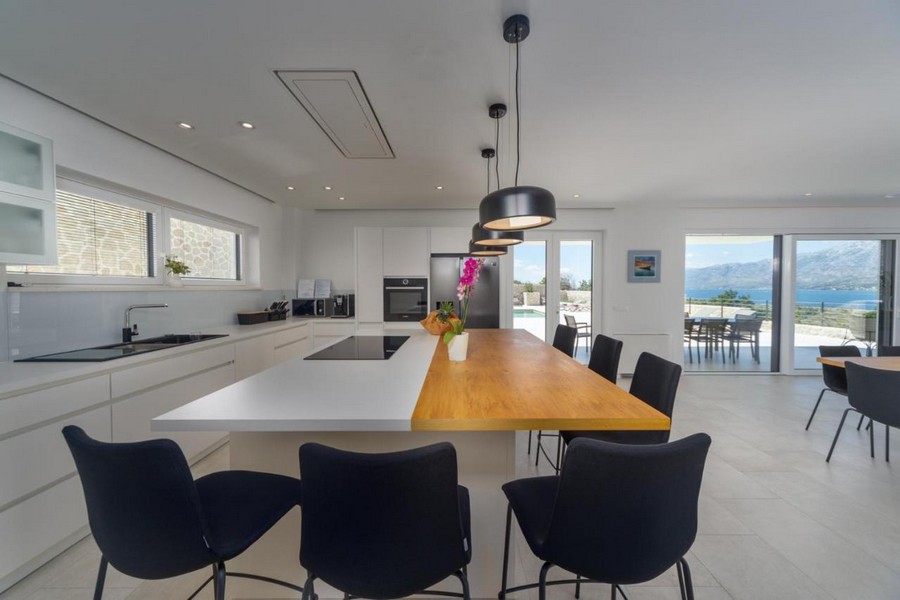 Nowoczesna kuchnia z dużą powierzchnią roboczą