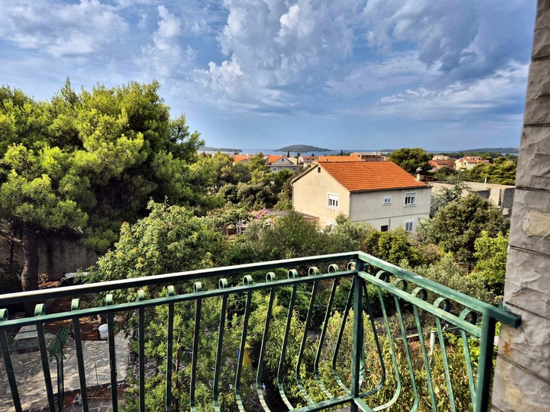 Widok na morze z balkonu nieruchomości H3359 niedaleko Szybenika w Chorwacji.