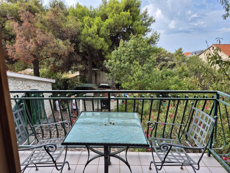 Balkon z widokiem na dziedziniec i oficynę.