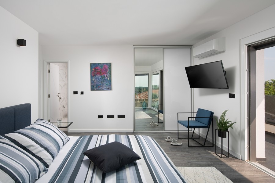 Klimatyzowana sypialnia z telewizorem.