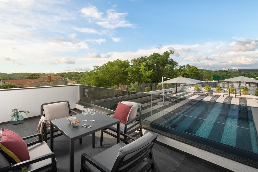 Widok z tarasu na basen willi H3361 na sprzedaż na Istrii.