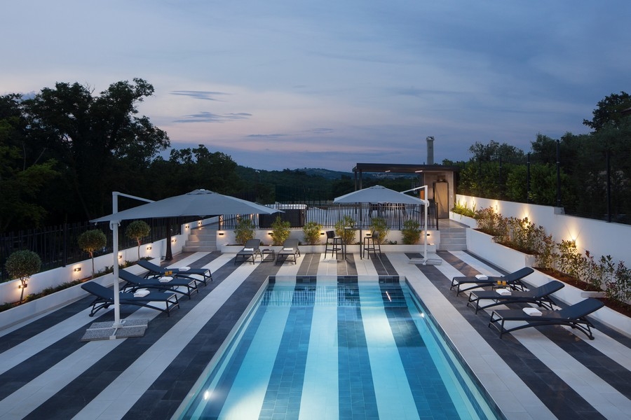 Basen i taras słoneczny z paskami na ziemi - nieruchomość H3361 na sprzedaż na Istrii.