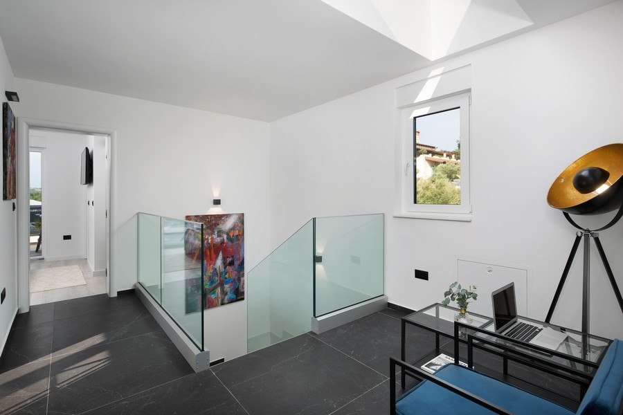 Nowoczesne schody ze stylowym wyposażeniem.