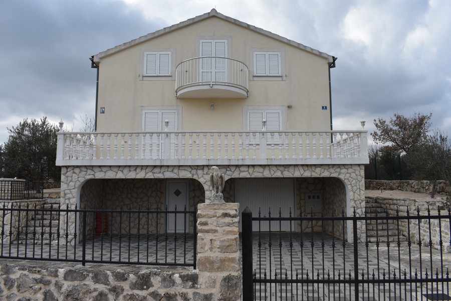 Cała posesja jest ogrodzona.