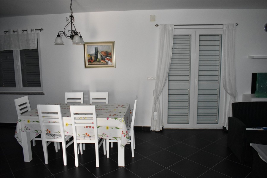 Jadalnia z funkcjonalnym wyposażeniem.