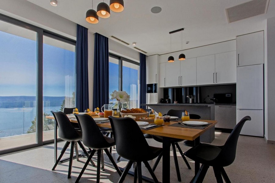 Jadalnia oraz luksusowo wyposażona kuchnia i jadalnia w willi H3389 niedaleko Omis.