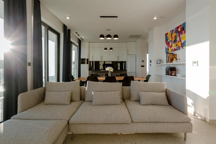 Nowocześnie urządzony salon.