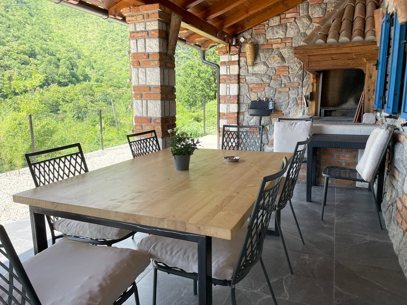 Grill na świeżym powietrzu - zadaszona jadalnia.