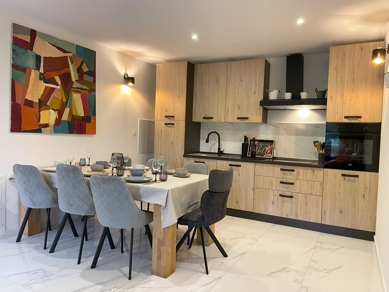 Jadalnia z dużym stołem jadalnym w nieruchomości H3391.