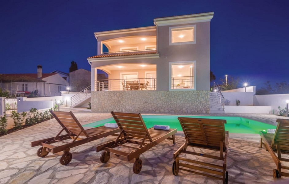 Śródziemnomorski dom z basenem w nocy - na sprzedaż w Chorwacji.