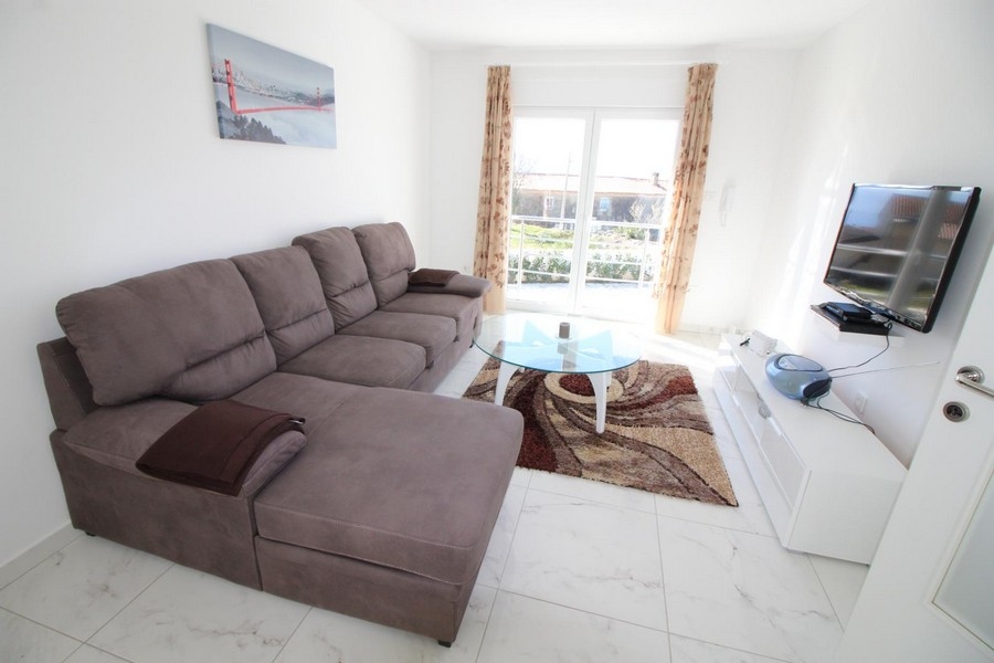 Zajrzyj do kuchni z jadalnią.