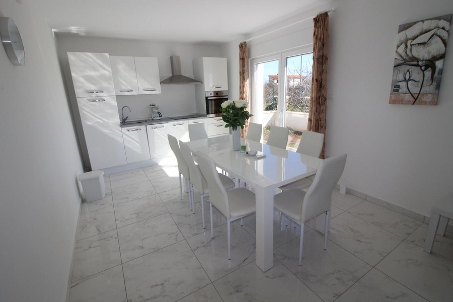 Jadalnia i pokój dzienny na parterze nieruchomości H873.