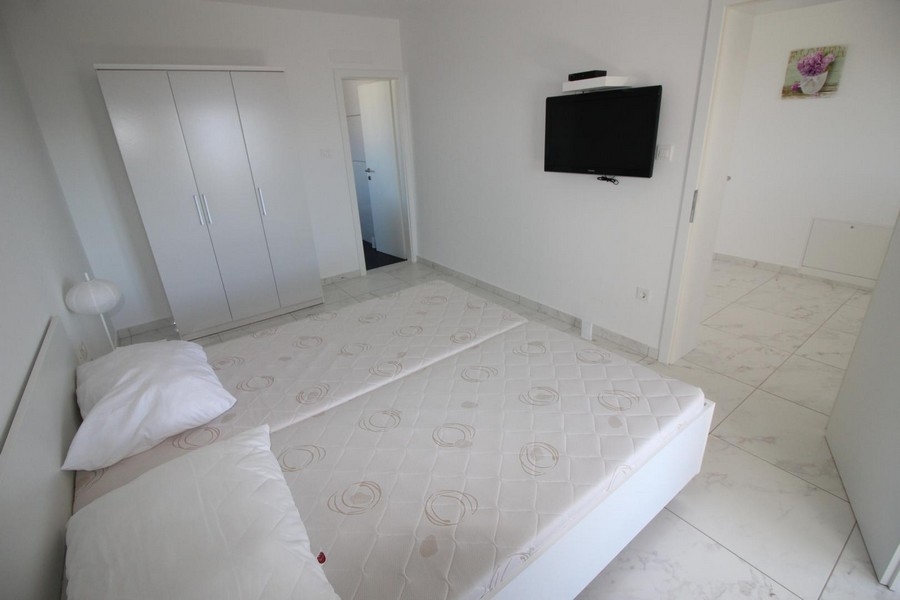 Balkon na piętrze domu H873 na wyspie Krk w zatoce Kvarner.