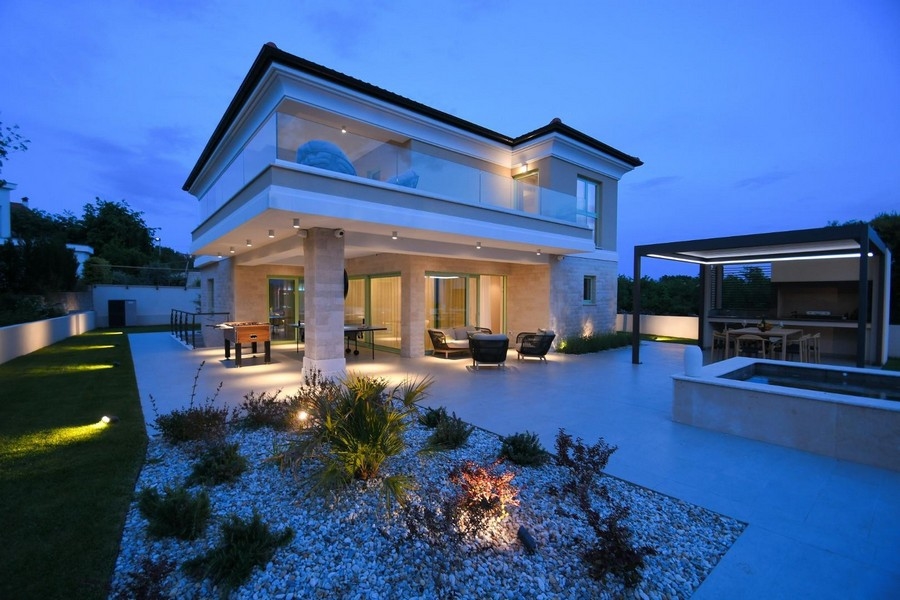 Willa H3399 na Krk w nocy - agentem nieruchomości jest Panorama Scouting.