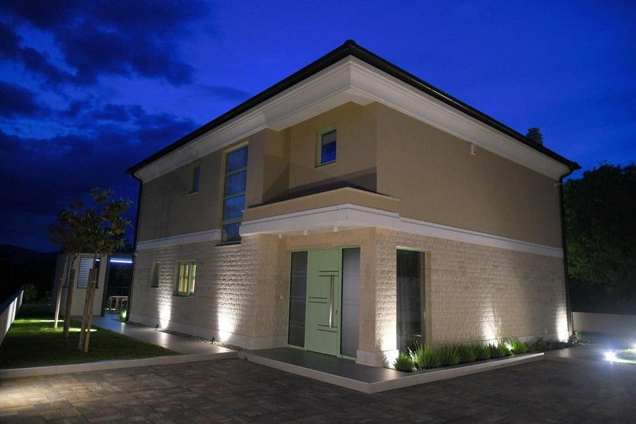 Wejście do willi H3399 oświetlone w nocy w Chorwacji w regionie Krk.