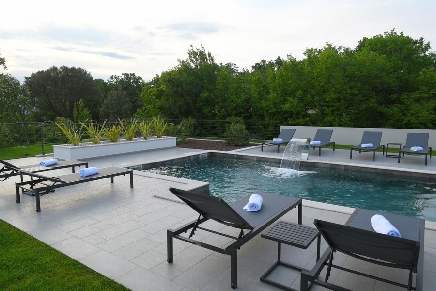 Basen w willi H3399 na wyspie Krk w Chorwacji.