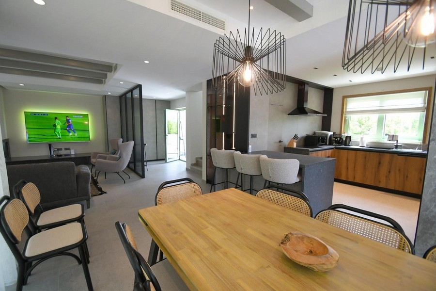 Jadalnia i kuchnia w obiekcie H3399 na wyspie Krk.