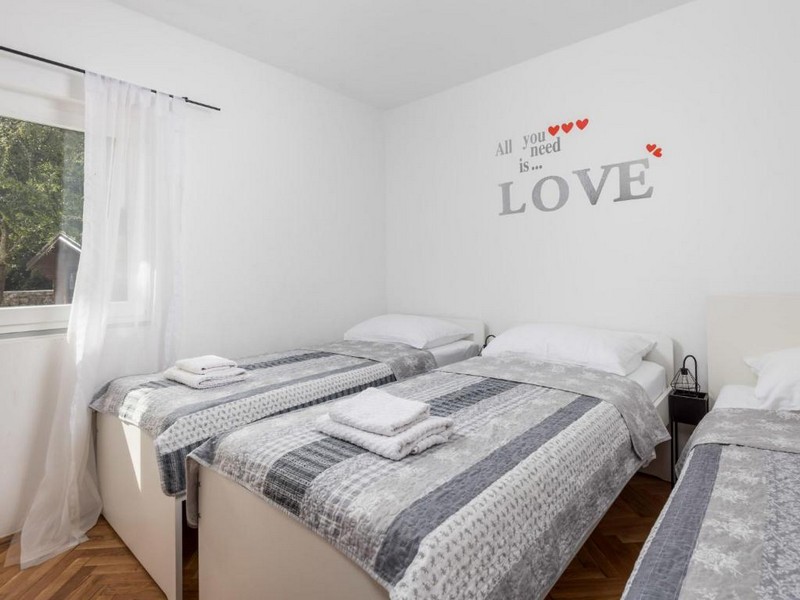 Druga sypialnia z trzema pojedynczymi łóżkami.