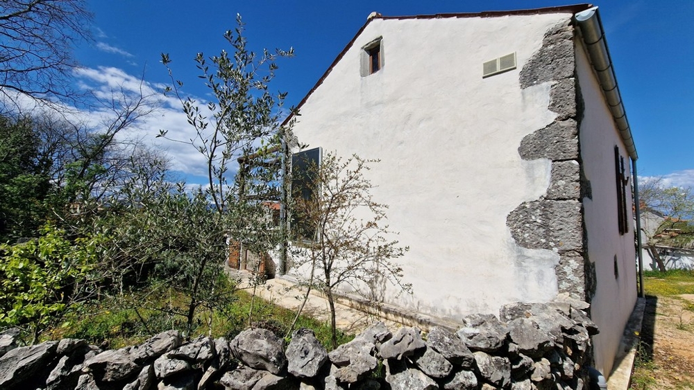 Tył nieruchomości H3403 na wyspie Krk w Chorwacji - Panorama Harcerska.