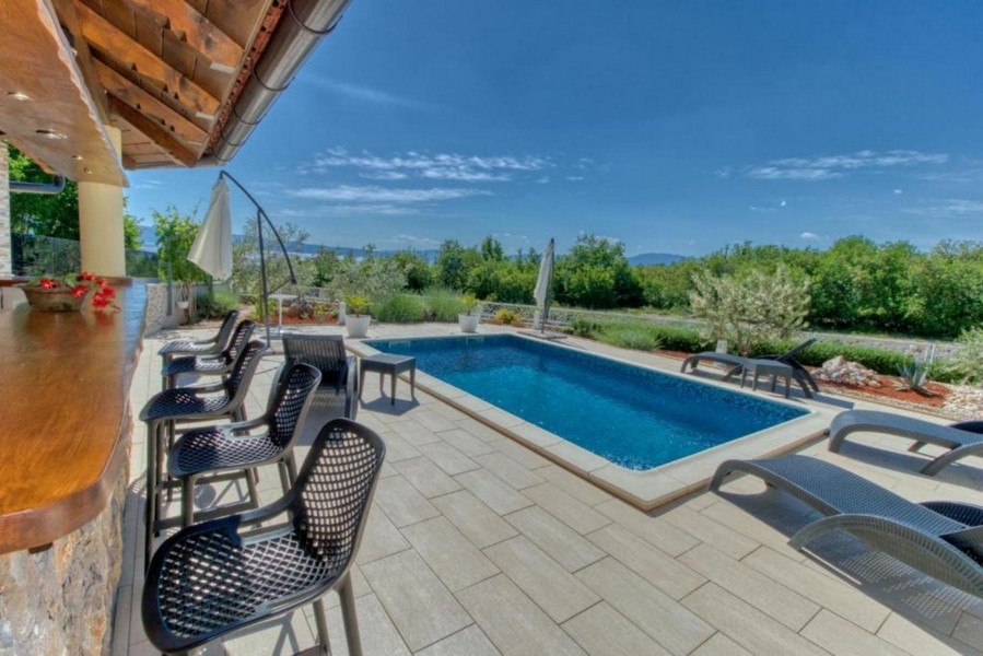 Letnia kuchnia i basen w domu H3405, który jest na sprzedaż w Chorwacji.