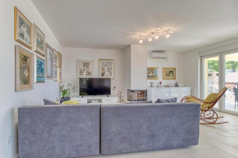 Nowocześnie urządzony salon domu H3405 w Chorwacji - Panorama Scouting.