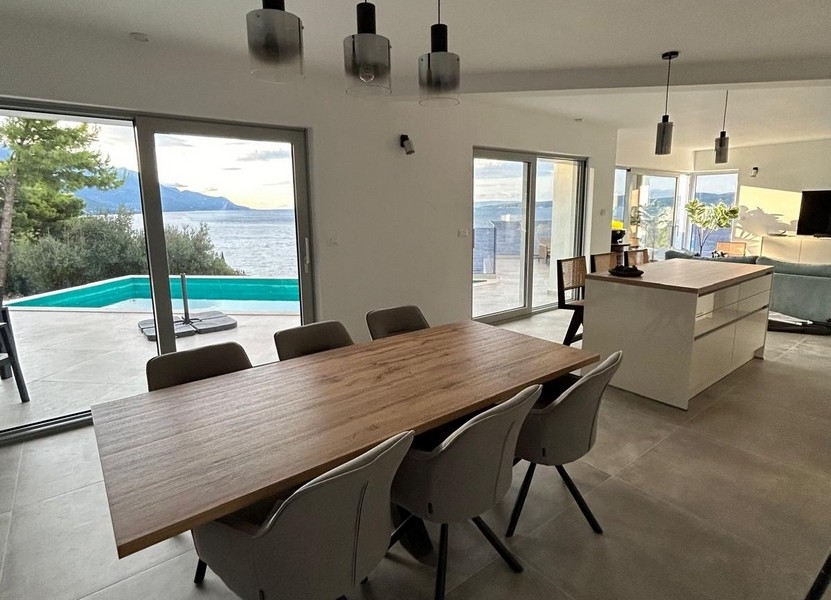 Jadalnia i widok na basen.