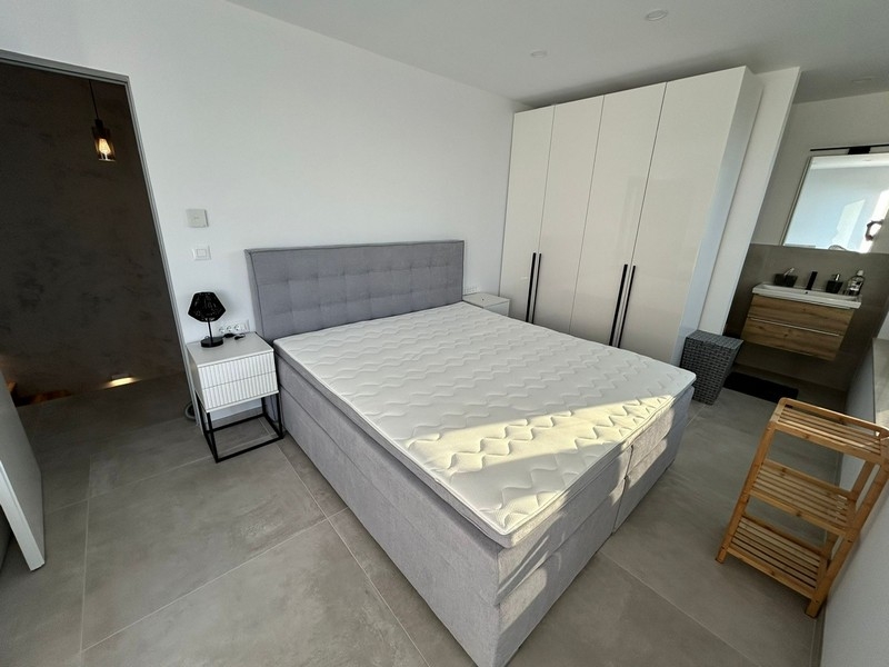 Podwójne łóżko w nowej sypialni Villi H3407 w Chorwacji.