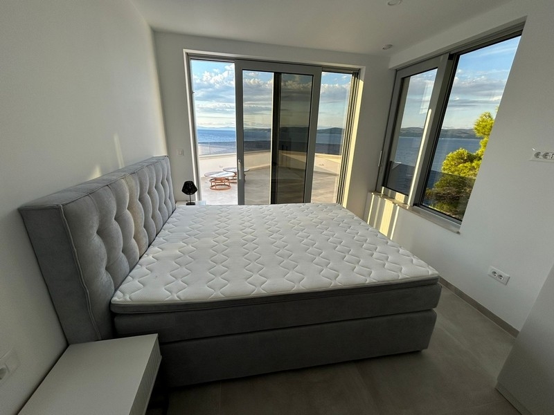 Sypialnia z pięknym widokiem na morze.