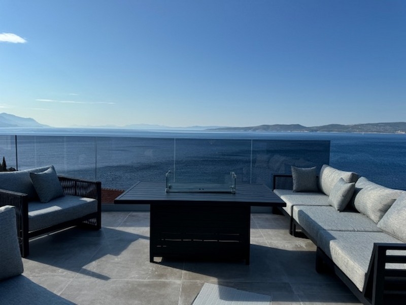 Widok na basen i morze w nieruchomości H3407 w Chorwacji.