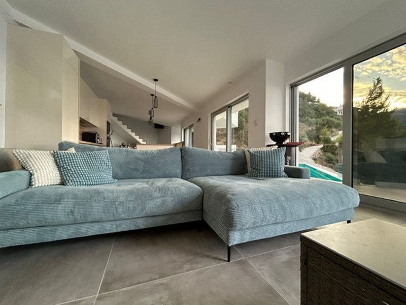 Nowo wybudowana willa śródziemnomorska w nowoczesnym stylu.