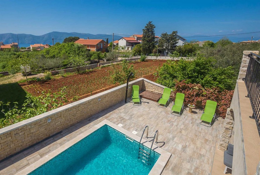 Widok na morze z górnego balkonu domu na sprzedaż w Chorwacji.