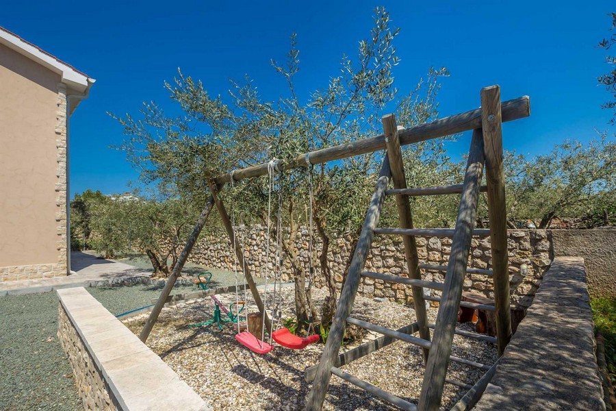 Plac zabaw dla dzieci na zewnątrz domu H3409.