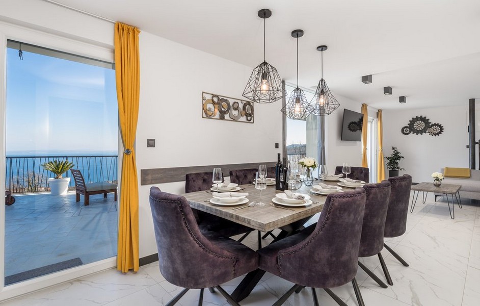 Jadalnia z nowoczesnymi krzesłami i lampami wiszącymi