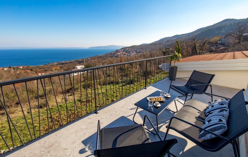 Panoramiczne widoki na morze z willi H3410, która jest na sprzedaż w Chorwacji.