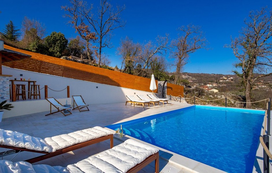 Basen i taras willi H3410 w Chorwacji.