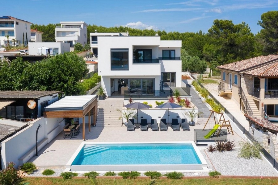 Na sprzedaż nowoczesna willa z basenem w pobliżu Medulin w Chorwacji.