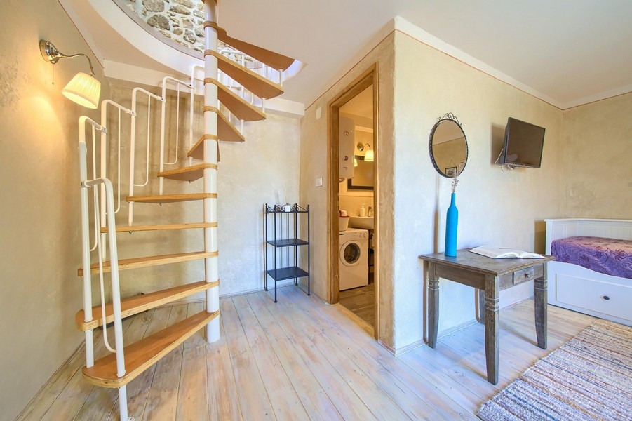 Jasna sypialnia z nowoczesnym wyposażeniem i dostępem do łazienki na parterze.