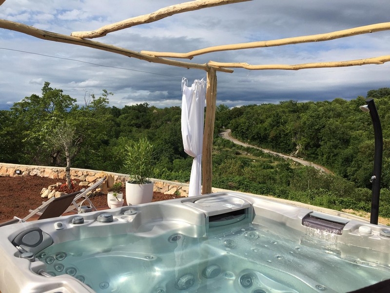 Jacuzzi i widok na zieleń z tarasu domu H3415, który jest na sprzedaż na Krk.
