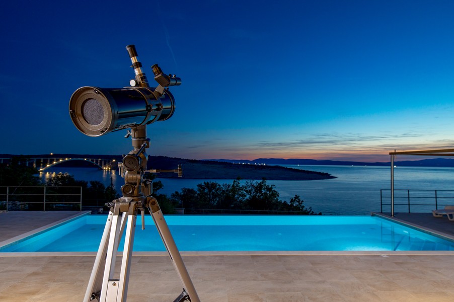 Widok na basen, morze i teleskop na tarasie willi H3417 na sprzedaż w Chorwacji.