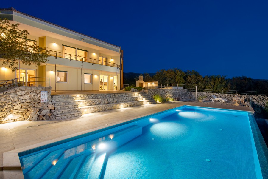 Willa H3417 wyjęta z basenu w nocy.