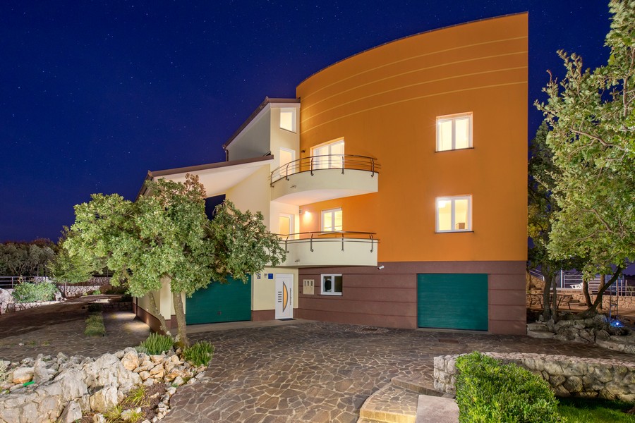 Nowoczesny, zakrzywiony tył Villi H3417.