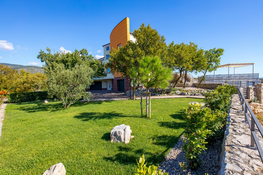 Zadbany, zielony teren zewnętrzny Willi H3417.