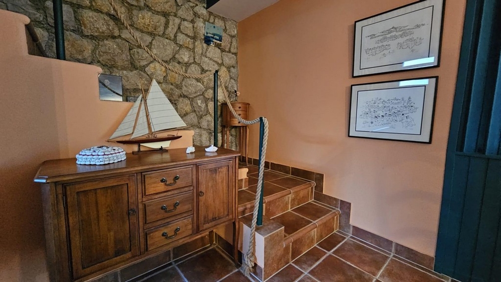 Schody w domu ozdobione elementami marynistycznymi